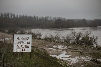 Cartel en una de las orillas del Ebro a su paso por Novillas