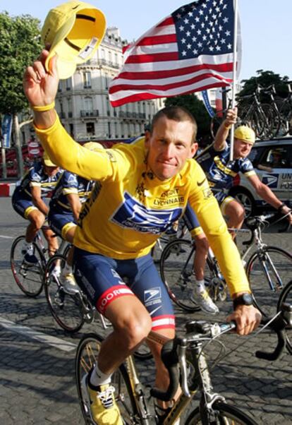 En la foto, Armstrong tras ganar el Tour de Francia 2004, con la que acumulaba su sexta victoria consecutiva. En este momento se convertía en único ciclista que ha ganado seis tours consecutivos, superando a Miguel Indurain.