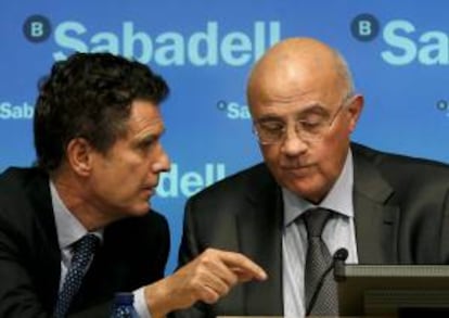 El presidente del Banco Sabadell, Josep Oliu (d), y el consejero delegado, Jaume Guardiola, durante la rueda de prensa de presentación de resultados del banco en el 2012. EFE/Archivo