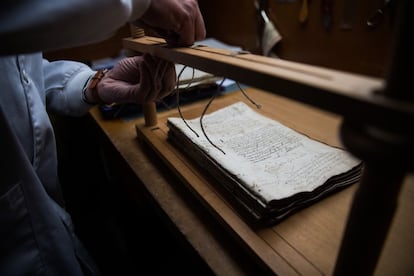 Buena parte de los documentos llegan en muy mal estado y requieren una meticulosa restauración en el laboratorio del centro.