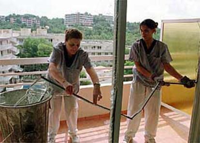 Dos empleadas retiraban ayer los cristales rotos por la onda expansiva en el hotel Cala Font.