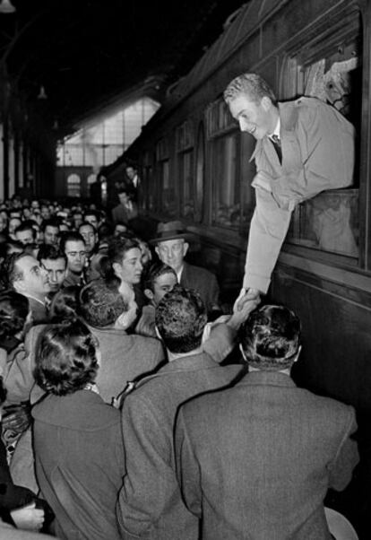 Madrid, 6 de enero de 1955. Llegada del príncipe Juan Carlos de Borbón a Madrid, donde inicia su preparación académica para el ingreso en la Academia General Militar de Zaragoza.