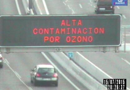 Panel de aviso sobre ozono en la M-30 de Madrid. 