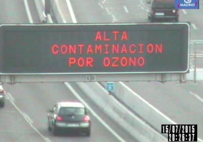 Panel de aviso sobre ozono en la M-30 de Madrid.