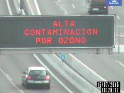 Panel de aviso sobre ozono en la M-30 de Madrid. 