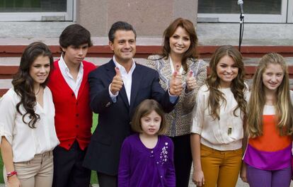 Enrique Peña Nieto, posa con su familia después de votar.