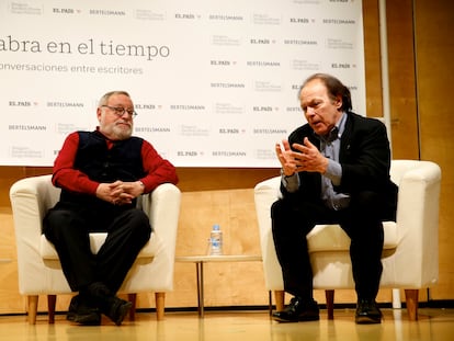 Desde la izquierda, Fernando Savater y Javier Marías, durante el diálogo que mantuvieron sobre literatura en Madrid en 2016.