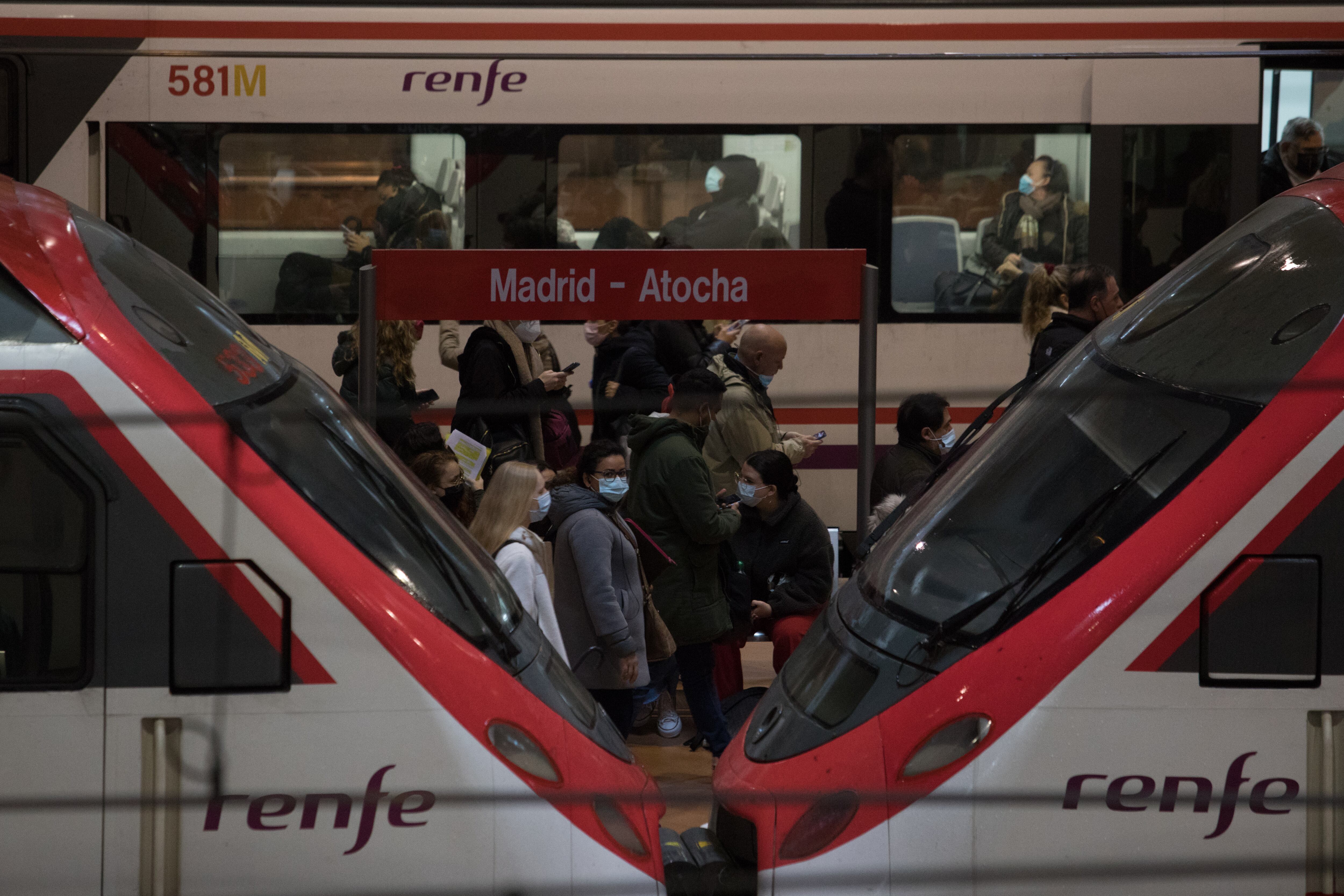 Viajeros en la estación de Atocha, esta mañana.