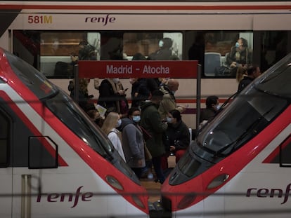 Viajeros en la estación de Atocha el lunes por la mañana.