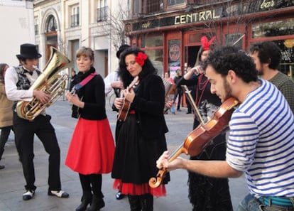 Los músicos tocan contra la ordenanza que plantea prohibir las actuaciones en la calle.