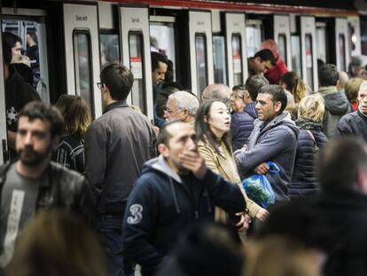 Estaci&oacute;n de metro de Universitat este s&aacute;bado por la ma&ntilde;ana. 