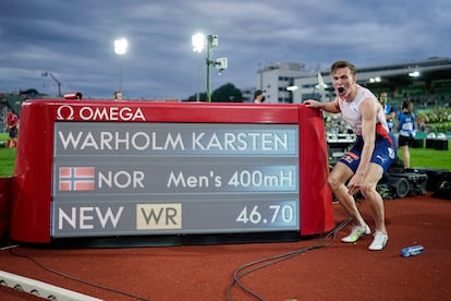 Karsten Warholm ante el cronómetro que marca su récord.