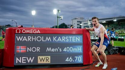 Karsten Warholm ante el cronómetro que marca su récord.