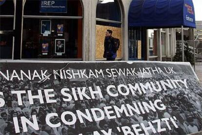Una pancarta sij de protesta, ante el teatro de Birmingham donde se representa la obra <i>Behzti.</i>