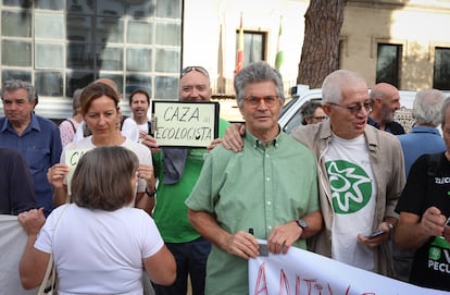 Concentración previa al juicio a los cuatro investigados por meter cocaína en el coche de un histórico ecologista, Juan Clavero (de verde) para hundirle.