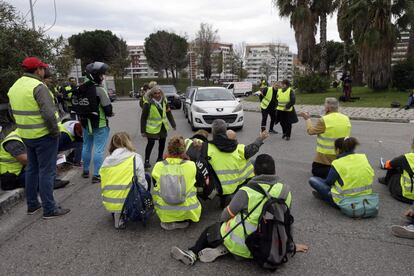 'Los chalecos amarillos', nombre alusivo a la prenda fluorescente que es obligatorio llevar dentro de los vehículos, tienen un masivo apoyo de la población francesa, del 74 %, según una encuesta publicada este viernes. En la imagen, 'chalecos amarillos' cortan el tráfico en Marsella.