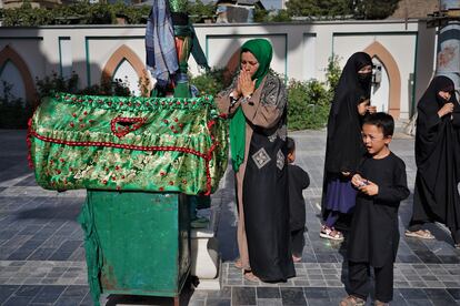 Una mujer y unos niños visitaban el lunes el patio de una mezquita del barrio de Dasht-e-Barchi durante la celebración de la Ashura.