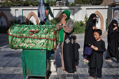 Una mujer y unos niños visitaban el lunes el patio de una mezquita del barrio de Dasht-e-Barchi durante la celebración de la Ashura.