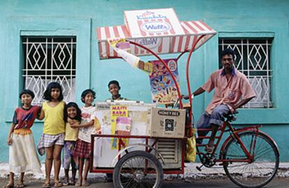 Un vendedor de helados rodeado de niños en Panaji (Goa).