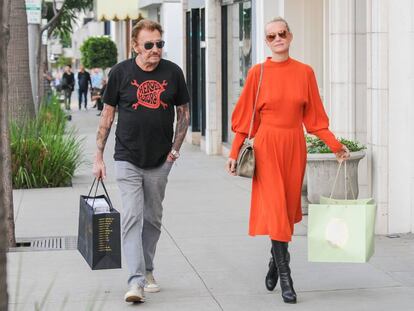 El artista francés Johnny Hallyday con su mujer Laeticia pasean en Los Ángeles (EE UU) en febrero de 2017.
