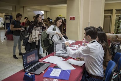 Varios alumnos votan en la Universidad Complutense.