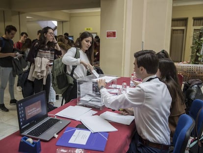 Varios alumnos votan en la Universidad Complutense.