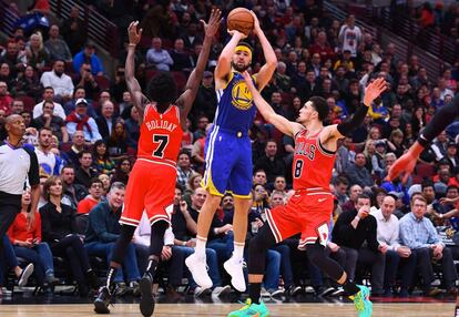 Klay Thompson lanza entre Holiday y LaVine.