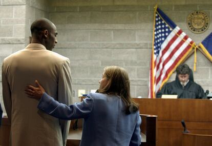 Kobe Bryant, acompañado por su abogada Pamela Mackey, el 20 de octubre de 2003, en el juicio que se siguió contra el jugador de los Lakers por la violación de una chica de 19 años. La investigación concluyó cuando Bryant accedió a pedir perdón a la supuesta víctima. La fiscalía retiró los cargos contra Kobe el 1 de septiembre de 2004.