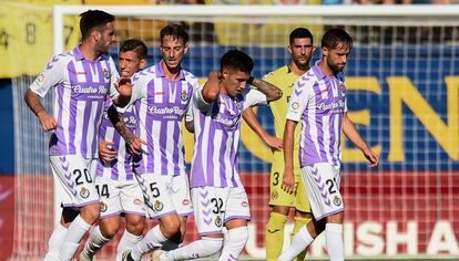 Leo Suárez, segundo por la derecha, celebra el gol de la victoria junto a a sus compañeros.