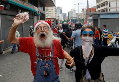 Manifestantes participan en la protesta de jubilados contra el gobierno de Maduro, en Caracas. 