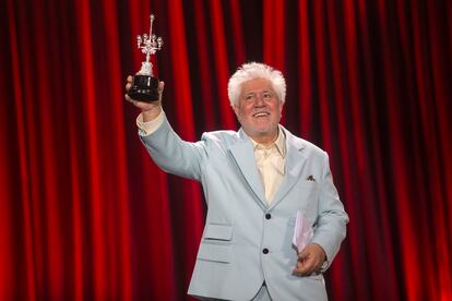 Pedro Almodóvar, con el Donostia en la mano en el Kursaal.