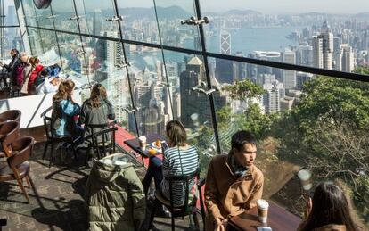 Vistas de Hong Kong desde el Café Patrons, en la cima de Victoria Peak, el punto más alto de la isla.