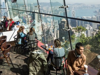 Vistas de Hong Kong desde el Café Patrons, en la cima de Victoria Peak, el punto más alto de la isla.