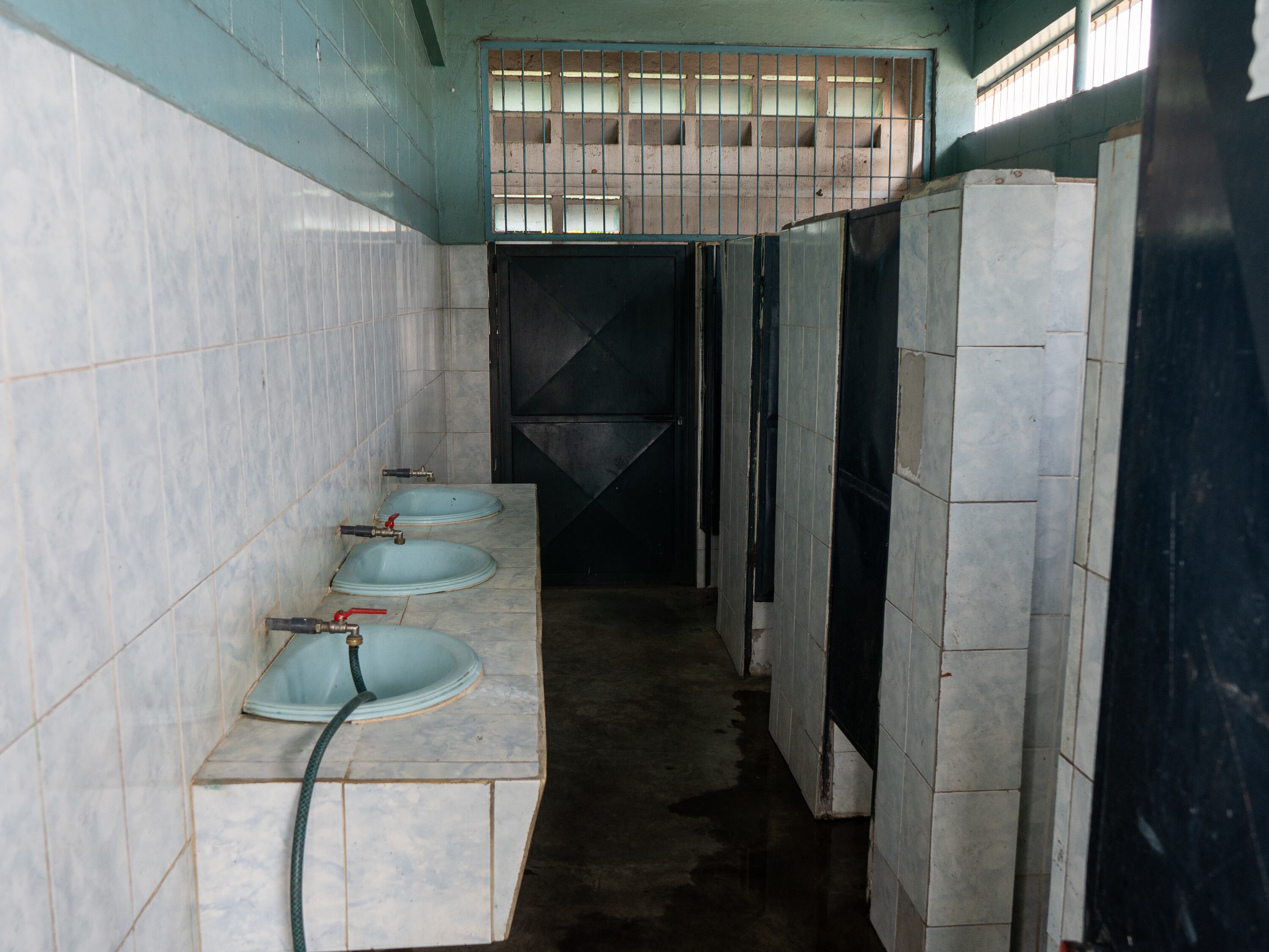 Baños en un colegio en el Estado de Bolívar.