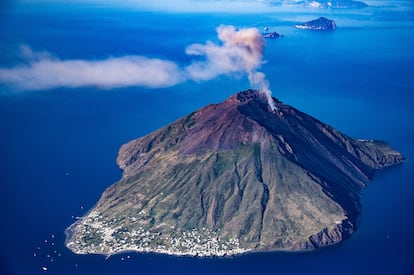 El volcán de Stromboli, uno de los más activos del mundo, visto desde un helicóptero.