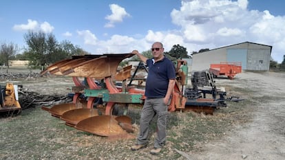 El ganadero António Luís, en su explotación en Miranda do Douro (Portugal).