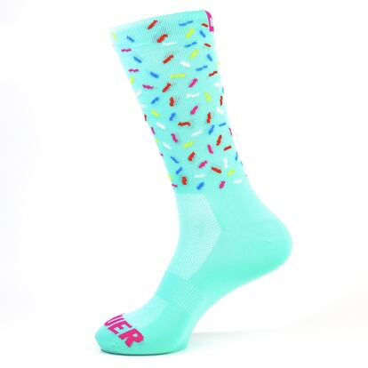 Estos calcetines de ciclismo de Mooquer, están especialmente indicados para climas cálidos, altas temperaturas y competición. Ciclista o no, con su diseño de toppings multicolor la competición de estilo la ganas seguro.

19,95€