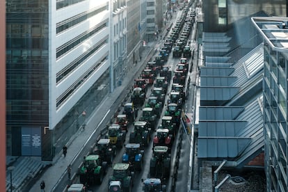 Decenas de tractores fotografiados desde un edificio del centro de Bruselas, este jueves.  