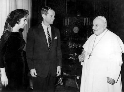 Imagem sem data do Promotor Geral dos Estados Unidos, Robert Kennedy, e sua esposa, junto ao papa João XXIII, durante a visita que fizeram ao Vaticano.