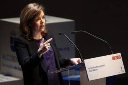 La vicepresidenta del Gobierno, Soraya Sáenz de Santamaría, durante su intervención hoy en la inauguración del congreso "compromiso#emprendedor", organizado por el Ayuntamiento de Alcobendas.