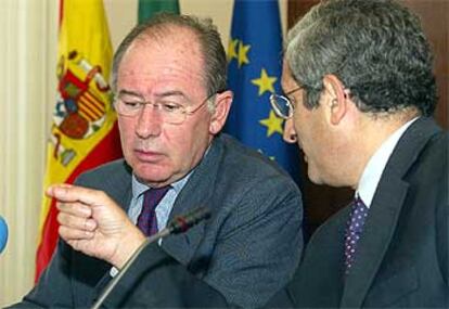 Rodrigo Rato (a la izquierda) y Carlos Tavares, ayer en Lisboa.