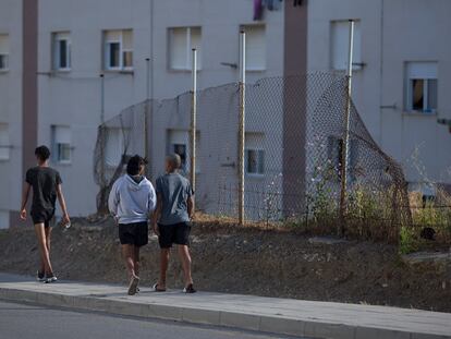 Ceuta/11-05-2022: Tres menores marroquíes llegados a Ceuta el pasado mayo de 2021 camina por la calle.
FOTO: PACO PUENTES/EL PAISn por Ceuta