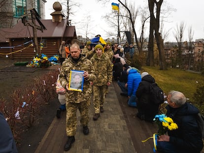 Soldados de la guardia de honor transportaban el miércoles un ataúd con el cuerpo del periodista y soldado ucranio Andriy Zahoruyko en Kiev.