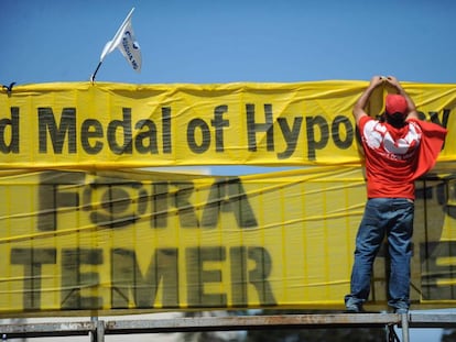 Manifestantes a favor de Dilma Rousseff, ayer en Brasilia