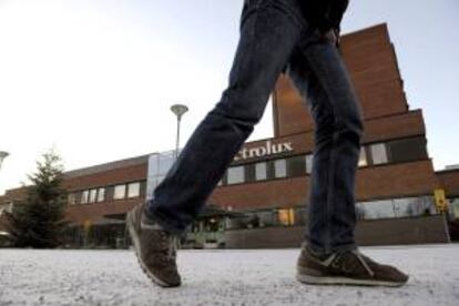 Un joven camina frente a las oficinas centrales de Electrolux en Estocolmo, Suecia. EFE/Archivo