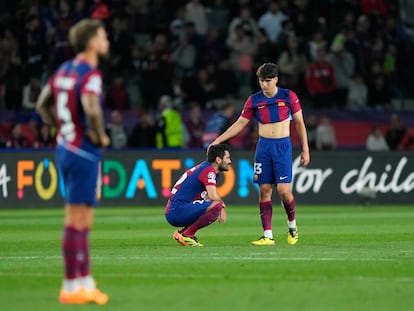 Ilkay Gundogan, de rodillas, junto a Pau Cubarsi tras caer eliminado el Barcelona ante el PSG.