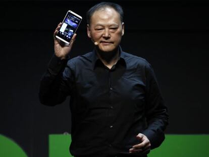 Peter Chou presentando el HTC Desire 816 en el MWC 2014