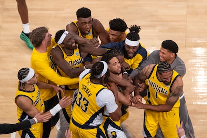 Los jugadores de los Indiana Pacers abrazan a Tyrese Haliburton tras la canasta sobre la bocina que forzó la prórroga.