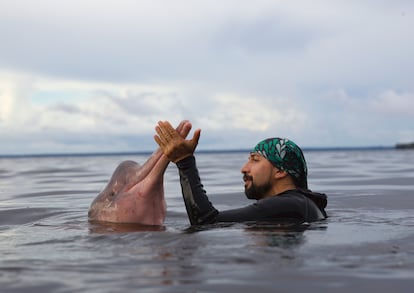 Fernando Trujillo en el río Airau con un delfín.