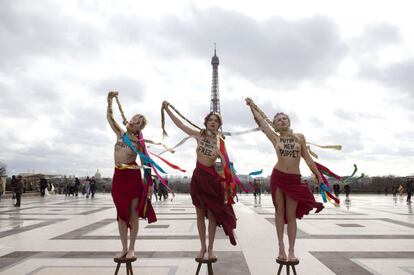 Varias militantes de la asociación feminista radical Femen, de origen ucraniano, protestaron en la Explanada de los Derechos Humanos de París contra la rehabilitada ex primera ministra Yulia Timoshenko, a quien consideran una "marioneta" de Rusia.
